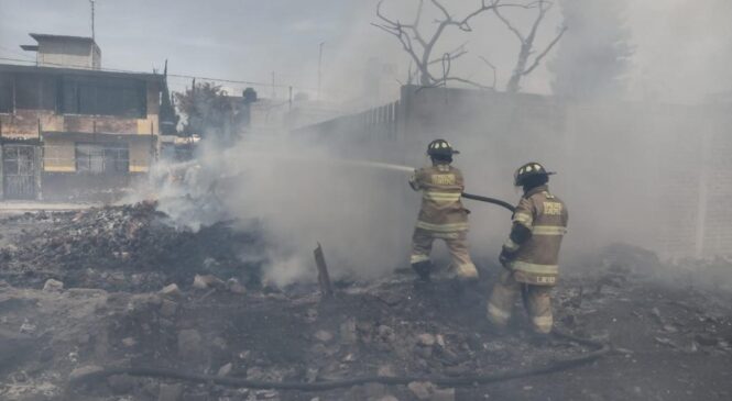 APAGAN BOMBEROS INCENDIO DE FÁBRICA DE TARIMAS EN GUADALUPE VICTORIA