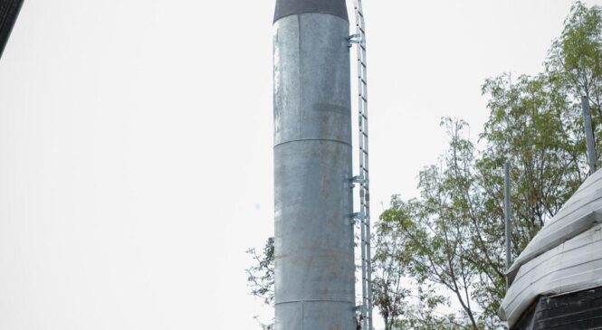 INSTALAN EL PRIMERO DE 62 POSTES QUE TENDRÁ LA LÍNEA 3 DEL MEXICABLE BAJO LA SUPERVISIÓN DEL ALCALDE DE NAUCALPAN Y EL SECRETARIO DE MOVILIDAD EDOMÉX