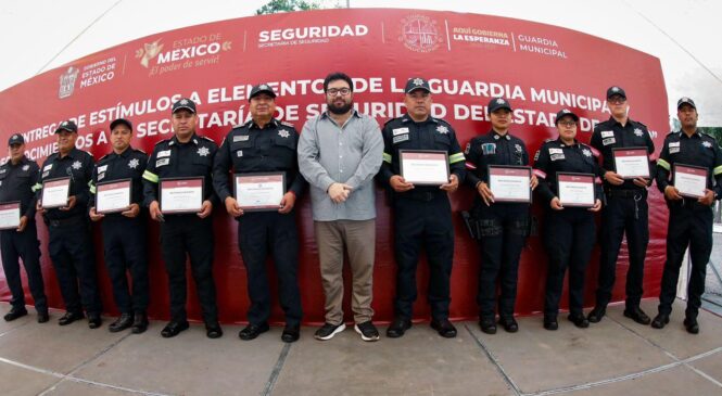 ENTREGA ALCALDE ISAAC MONTOYA ESTÍMULOS A ELEMENTOS DE LA GUARDIA MUNICIPAL Y POLICÍA ESTATAL