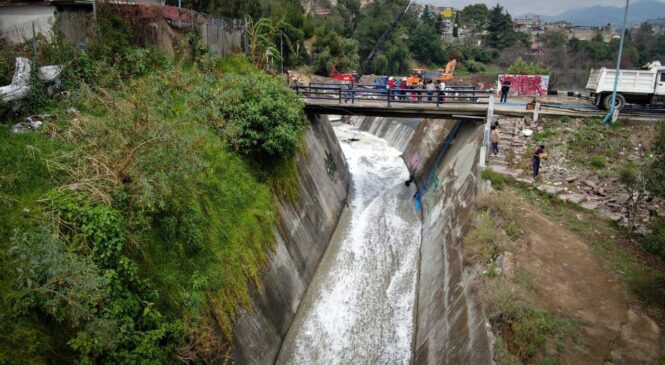 RETIRAN TAPÓN DE BASURA EN PRESA LOS CUARTOS