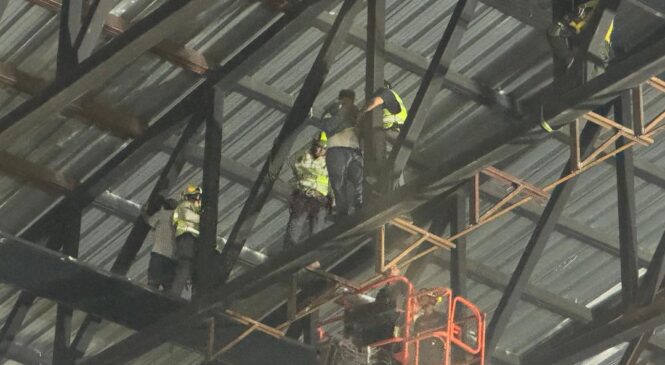 EN ECATEPEC RESCATAN A TRABAJADOR QUE PRETENDÍA ARROJARSE DE 20 METROS DE ALTURA