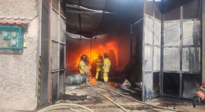 SOFOCAN BOMBEROS DE ECATEPEC INCENDIO EN FÁBRICA DE COLCHONETAS NO SE REPORTAN LESIONADOS