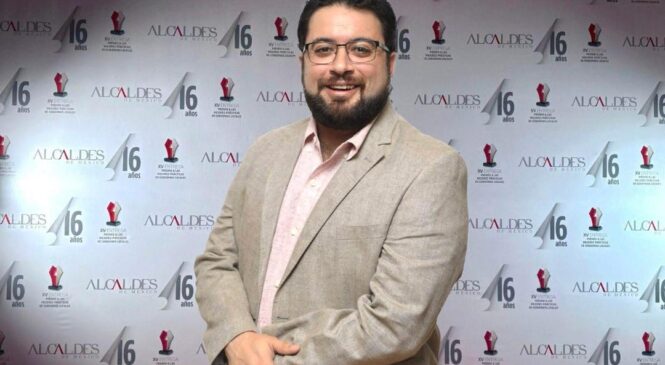 RECIBE ISAAC MONTOYA PREMIO A LAS MEJORES PRÁCTICAS DE GOBIERNOS LOCALES 2025