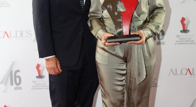 RECIBE ROMINA CONTRERAS EL PREMIO ALCALDES POR LA PUESTA EN MARCHA DEL CENTRO DE JUSTICIA CÍVICA