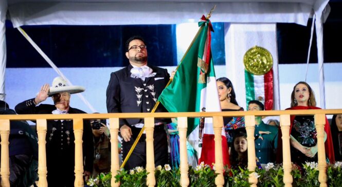 ENCABEZA ALCALDE ISAAC MONTOYA EL GRITO DE INDEPENDENCIA EN NAUCALPAN