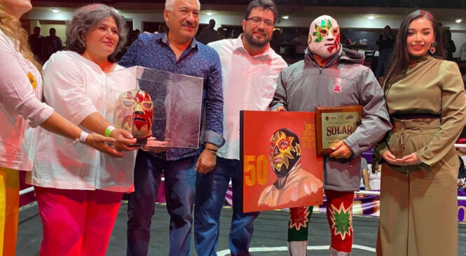 ACUDE ALCALDE ISAAC MONTOYA A LA ARENA NAUCALPAN, A EVENTO ESTELAR DE LUCHA LIBRE CON CAUSA