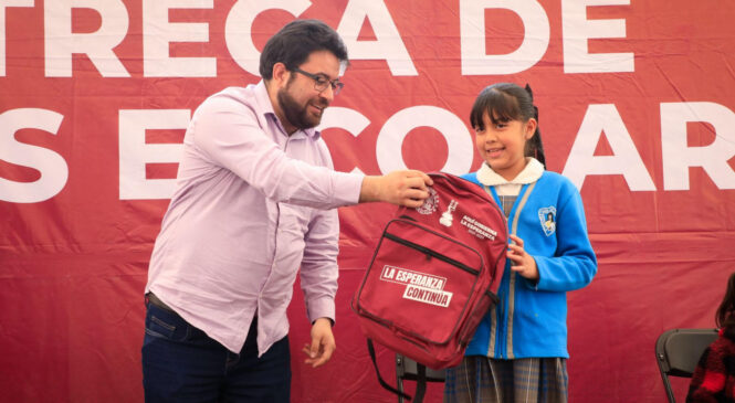 ALCALDE ISAAC MONTOYA ENTREGA MIL 200 KITS ESCOLARES EN EL CAMPO DE FÚTBOL EL TORITO