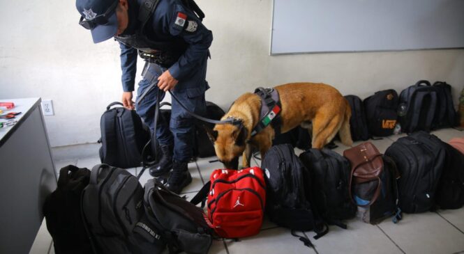 IMPULSA AZUCENA CISNEROS MOCHILA DE PAZ EN ESCUELAS DE ECATEPEC