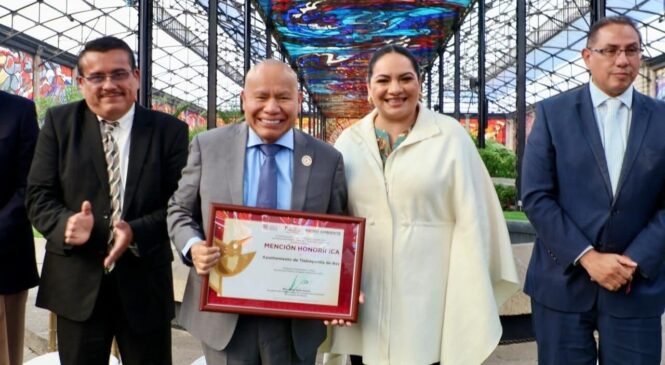 RECIBE RACIEL PÉREZ CRUZ PREMIO AL MÉRITO AMBIENTAL