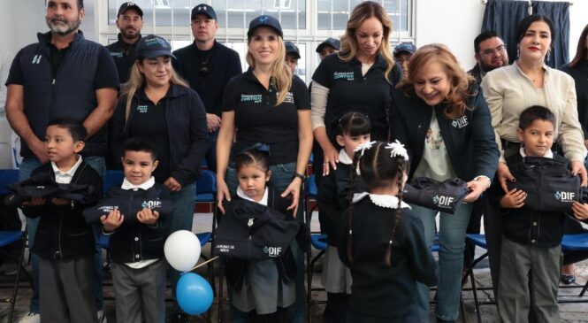 ENTREGA HUIXQUILUCAN MÁS DE MIL 400 CHAMARRAS A NIÑAS Y NIÑOS PARA PROTEGERLOS CONTRA EL FRÍO