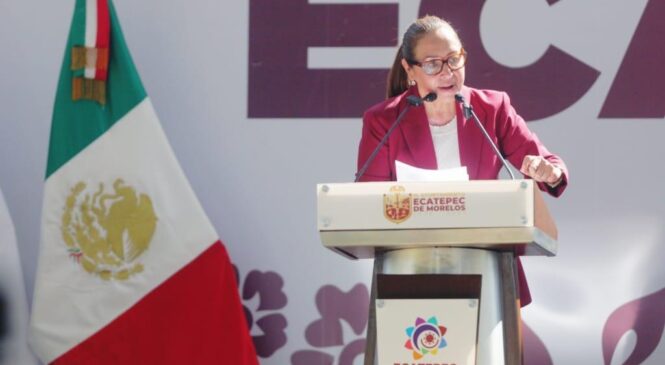 RINDE AZUCENA CISNEROS SU RPIMER INFORME ANTE MILES DE PERSONAS