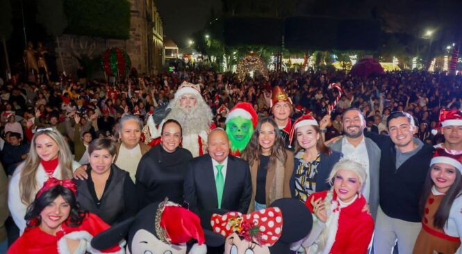 ENCABEZA RACIEL PÉREZ CRUZ ENCENDIDO DEL ÁRBOL NAVIDEÑO
