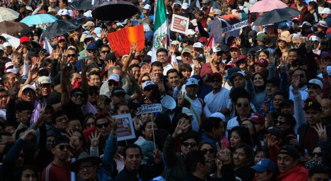 SE SUMAN CERCA DE 10 MIL NAUCALPENSES A LA MARCHA EN EL ZÓCALO DE LA CDMX