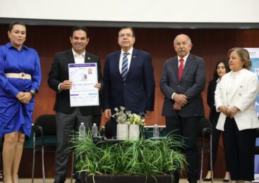 RECIBE ENRIQUE VARGAS PREMIO NACIONAL A LA EXCELENCIA MUNICIPAL POR SU TRABAJO A FAVOR DEL MUNICIPALISMO DE MÉXICO