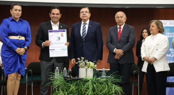 RECIBE ENRIQUE VARGAS PREMIO NACIONAL A LA EXCELENCIA MUNICIPAL POR SU TRABAJO A FAVOR DEL MUNICIPALISMO DE MÉXICO