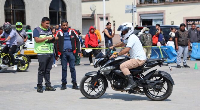 CONTINÚA EN HUIXQUILUCAN CERTIFICACIÓN Y ENTREGA DE LICENCIAS A MOTOCICLISTAS 