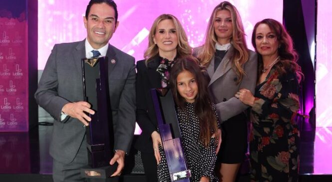 RECIBE ENRIQUE VARGAS PREMIO COMO MEJOR LEGISLADOR DEL AÑO