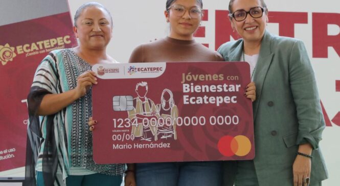 ENTREGA AZUCENA CISNEROS BECAS PARA PASAJES A CINCO MIL UNIVERSITARIOS