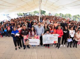 CONTINÚAN ALCALDE ISAAC MONTOYA Y ELIZABETH ROCHA CON LA ENTREGA DE TARJETAS DE LAS BECAS RITA CETINA