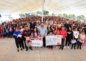 CONTINÚAN ALCALDE ISAAC MONTOYA Y ELIZABETH ROCHA CON LA ENTREGA DE TARJETAS DE LAS BECAS RITA CETINA