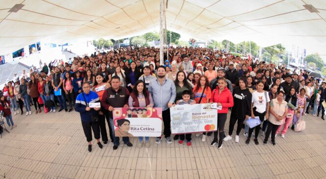 CONTINÚAN ALCALDE ISAAC MONTOYA Y ELIZABETH ROCHA CON LA ENTREGA DE TARJETAS DE LAS BECAS RITA CETINA