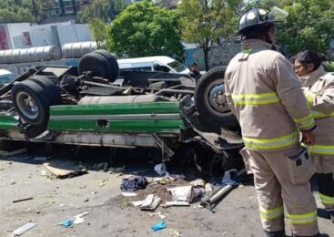 ELEMENTOS DE SEGURIDAD Y EMERGENCIA DE TLALNEPANTLA ATIENDEN VOLCADURA EN LA MÉXICO-PACHUCA Y BRINDAN APOYO A 13 LESIONADOS