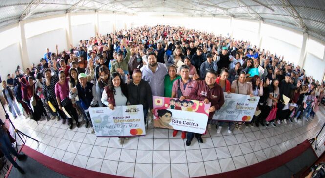 ENCABEZA ALCALDE ISAAC MONTOYA Y ELIZABETH ROCHA ENTREGA DE MIL 400 TARJETAS DE LAS BECAS RITA CETINA
