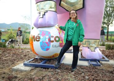 ESCULTURAS MUNDIALISTAS DE ECATEPEC ASOMBRAN A PROPIOS Y EXTRAÑOS