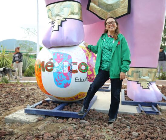 ESCULTURAS MUNDIALISTAS DE ECATEPEC ASOMBRAN A PROPIOS Y EXTRAÑOS