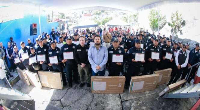 RECONOCEN A 32 POLICÍAS DE NAUCALPAN E INAUGURAN BASE OPERATIVA C2 EN MINAS SAN MARTÍN