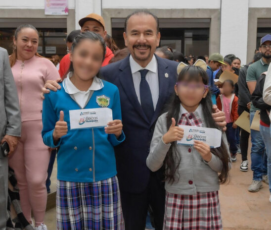ENTREGAN BECAS A MÁS DE 17 MIL ESTUDIANTES EN ATIZAPÁN, DESTINAN 52 MILLONES DE PESOS