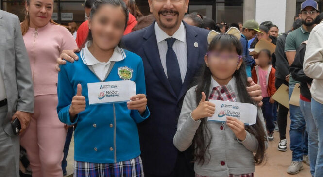 ENTREGAN BECAS A MÁS DE 17 MIL ESTUDIANTES EN ATIZAPÁN, DESTINAN 52 MILLONES DE PESOS