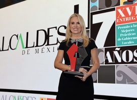 RECIBE ROMINA CONTRERAS PREMIO ALCALDES POR EL SISTEMA MUNICIPAL DE COMUNICACIÓN Y EMERGENCIAS 24/7