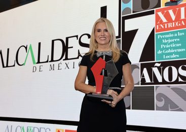 RECIBE ROMINA CONTRERAS PREMIO ALCALDES POR EL SISTEMA MUNICIPAL DE COMUNICACIÓN Y EMERGENCIAS 24/7