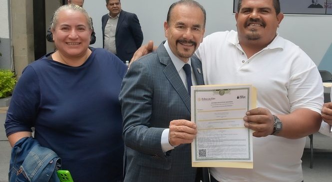 CIENTOS DE ADULTOS Y JÓVENES DE ATIZAPÁN CONCLUYEN SU EDUCACIÓN BÁSICA Y RECIBEN CERTIFICADOS