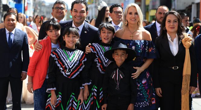 PRESIDEN ROMINA CONTRERAS Y ENRIQUE VARGAS TRADICIONAL DESFILE CÍVICO POR EL 216 ANIVERSARIO DE LA INDEPENDENCIA DE MÉXICO