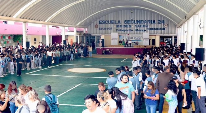 EL GOBIERNO DE RACIEL PÉREZ ENTREGA 15 COMPUTADORAS A SECUNDARIA DE TLALNEPANTLA