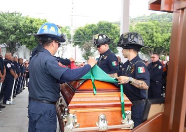 DESPIDEN EN TLALNEPANTLA A BOMBERO QUE MURIÓ EN CUMPLIMIENTO DE SU DEBER