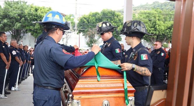 DESPIDEN EN TLALNEPANTLA A BOMBERO QUE MURIÓ EN CUMPLIMIENTO DE SU DEBER