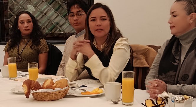ANGÉLICA DEL VALLE RENUNCIA AL PRI Y SE SUMA AL PROYECTO DE ISAAC MONTOYA
